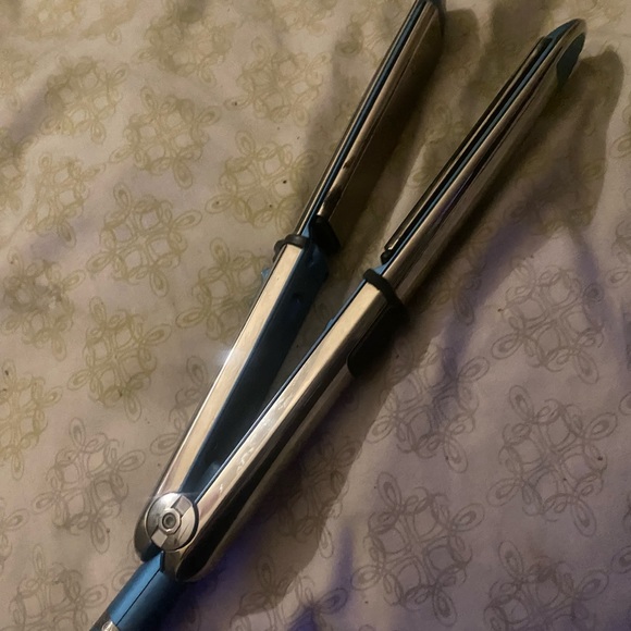 Babyliss Pro Nano Titanium 1” Flat Iron